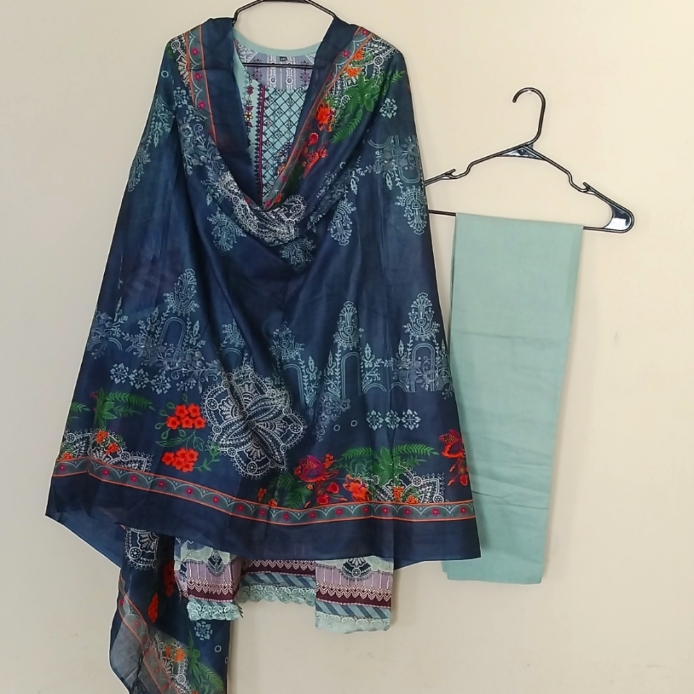 Embroidered Pakistani Kurta Set With Dupatta